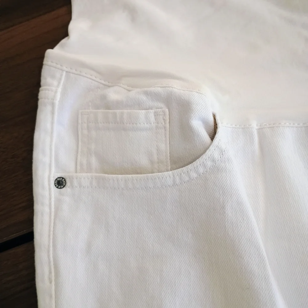 Old Navy Women's Cream Maturity Shorts - Picture 3 of 6
